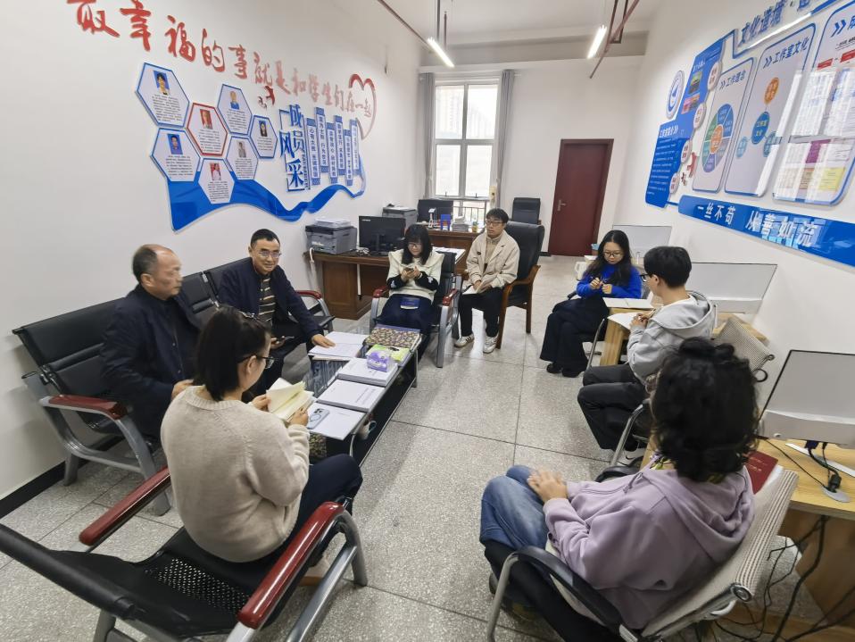 房间里的一群小孩

描述已自动生成